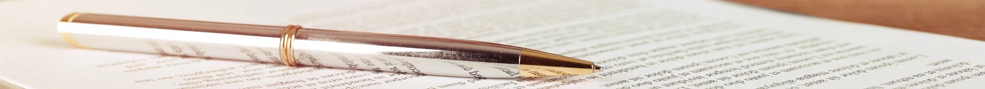 Długopis leżacy na dokumentach